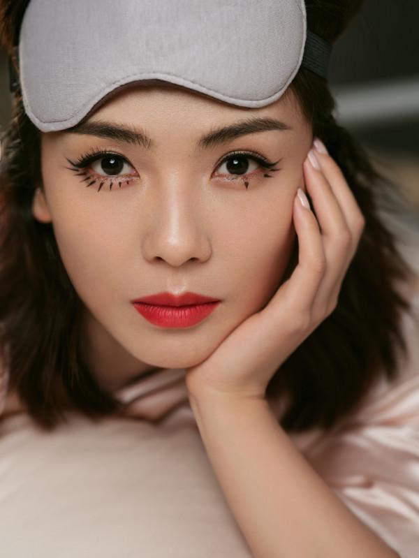 42歲劉濤越發精緻了，穿睡衣還要配“三角眼妝”，不愧是女明星