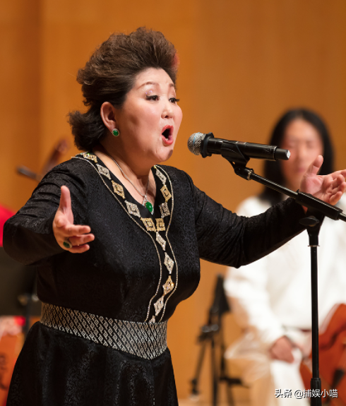 吉祥三寶一家三口現狀，爸爸病逝，媽媽成教授，女兒美出了新高度