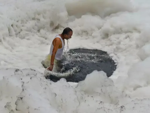 河裡漂滿有毒泡沫,印度民眾一臉從容跳進去沐浴刷牙 河裡漂滿有毒泡沫,印度民眾一臉從容跳進去沐浴刷牙