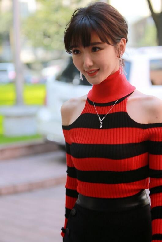 毛曉彤穿搭真養眼，穿露肩毛衣配高腰裙，163身高比例不輸超模