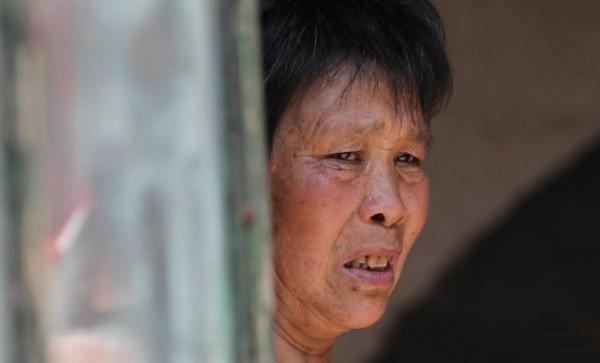 母親徒步三千里，肩背手推兩個癱瘓女兒尋醫，走了整整五年去北京