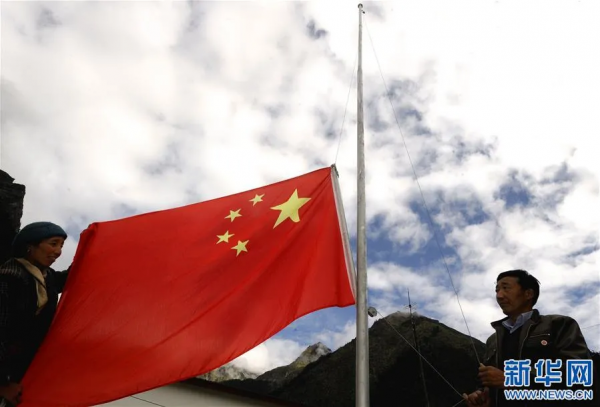 在玉麥，戶戶高掛五星紅旗