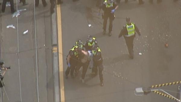 澳大利亞墨爾本爆發反對“封城”遊行 多數示威者未戴口罩 澳大利亞墨爾本爆發反對“封城”遊行 多數示威者未戴口罩