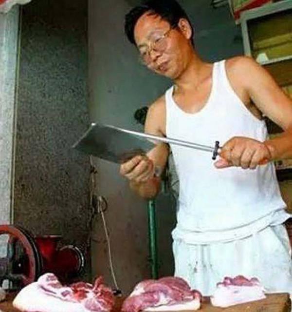 “劉強東式”的成功：村民湊錢助他上北大，38年後送每人一棟別墅