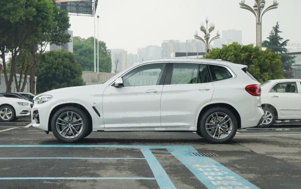 運動型豪華SUV全方位對比,21款新發運、寶馬X3該選誰? 運動型豪華SUV全方位對比,21款新發運、寶馬X3該選誰?