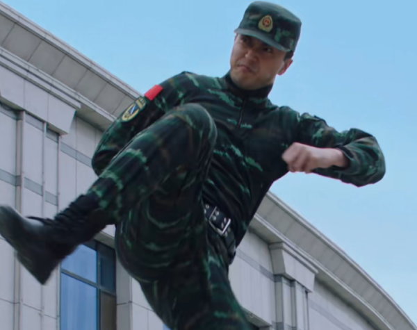 又一部軍旅劇開播，劇情還可以，但有點瑪麗蘇，演員妝容太過精緻