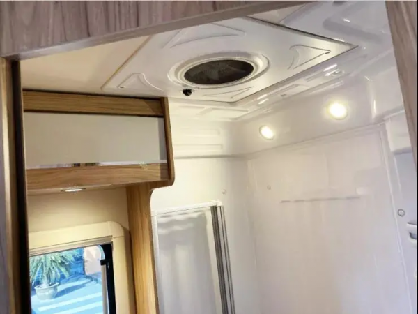 隆翠1號C638雙拓展旗艦版：銀白色車身科幻風拉滿 整合前沿黑科技