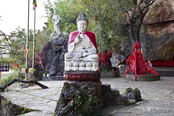 與石筍、石柱、石幔相伴的二千多尊觀音像組成東南亞最大的觀音洞 與石筍、石柱、石幔相伴的二千多尊觀音像組成東南亞最大的觀音洞